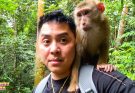Dad finally met Monkey Kaka again in the deep forest.