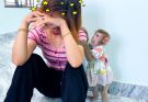 Monkey Kaka worriedly called Dad for help when Mom was in dizzy